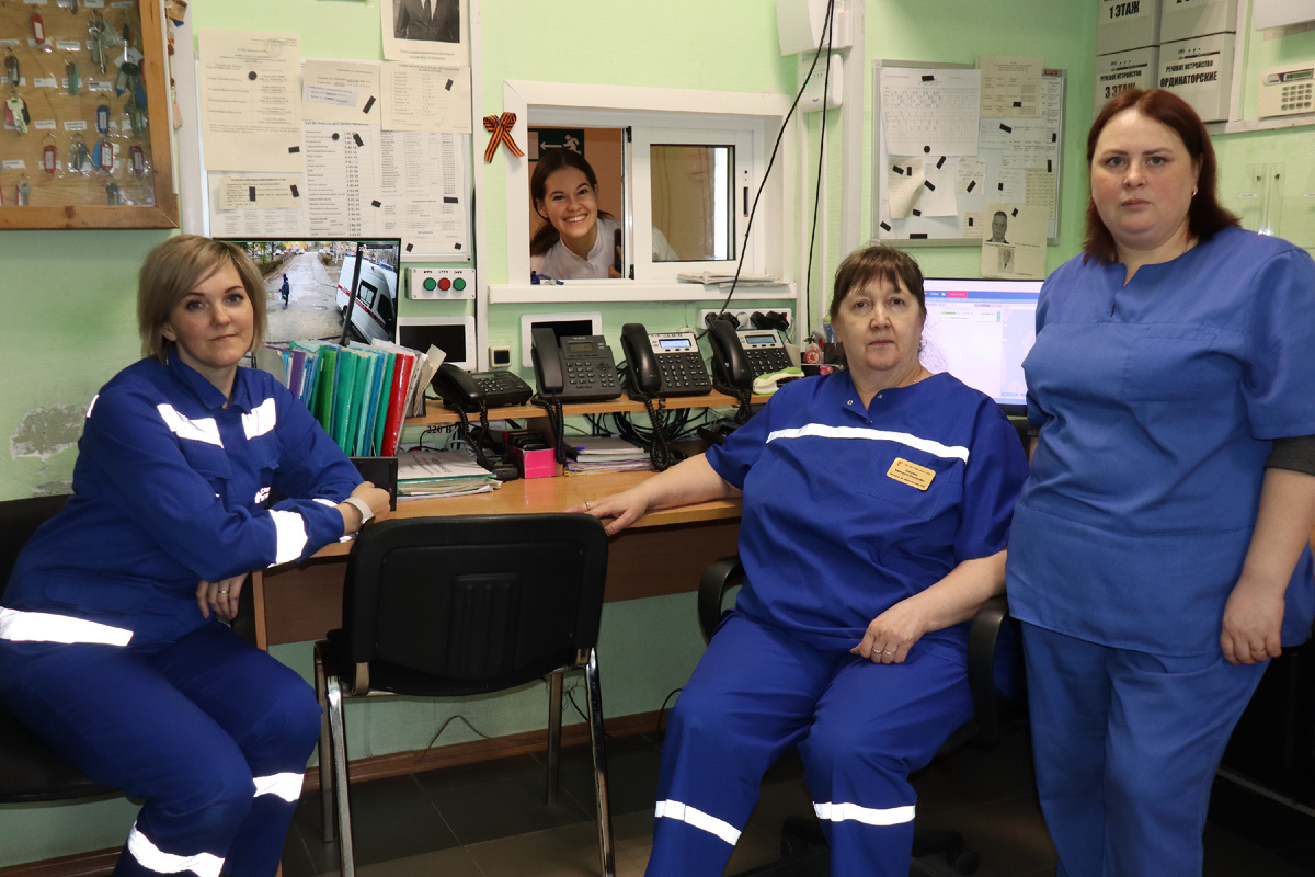 Диспетчеры скорой Надежда, Маргарита и Анна (в окошке - моя сестра врач-терапевт, просто мимо пробегала)