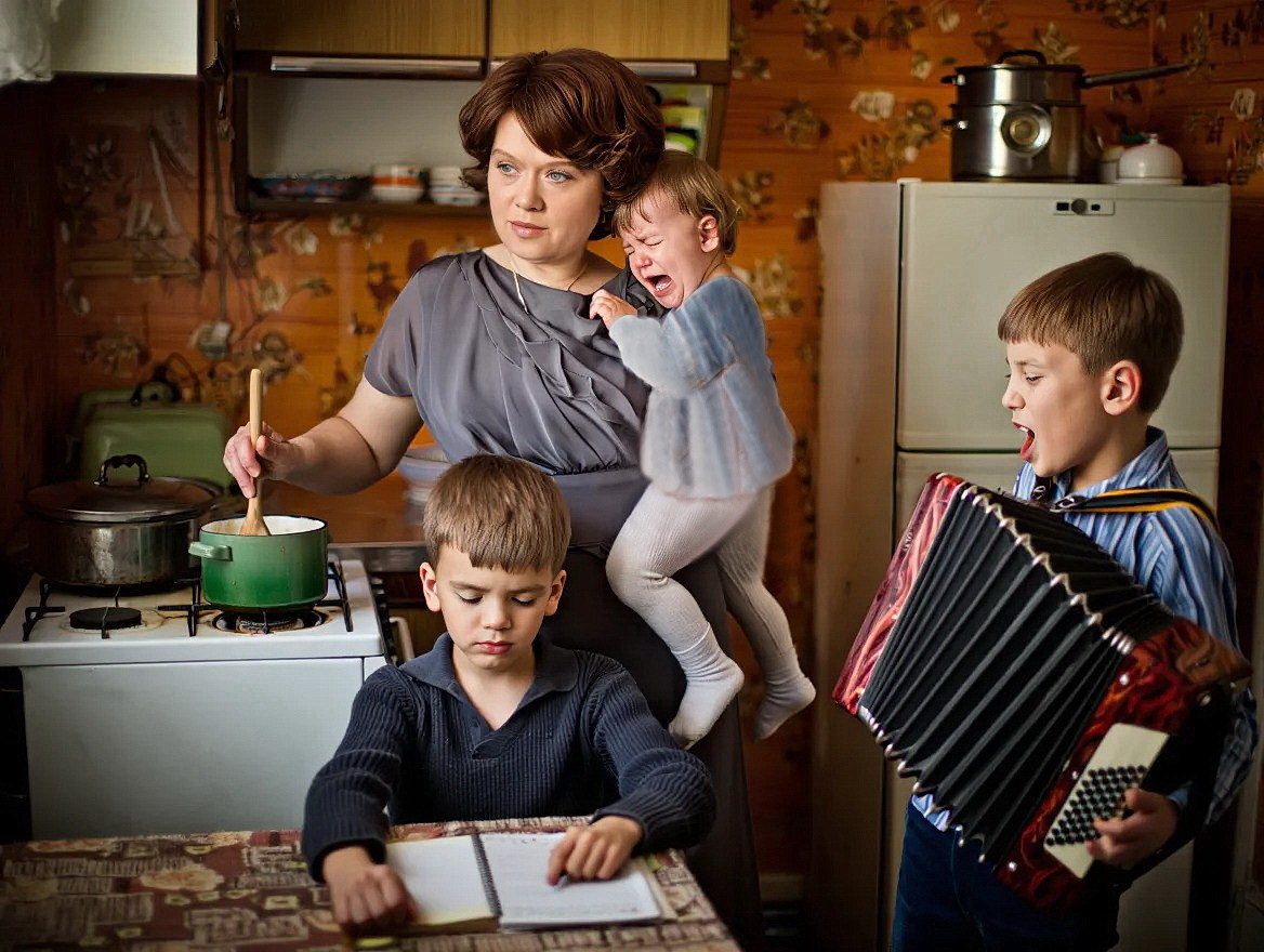 Мама Люда и мальчик, мальчик и еще один мальчик. Нейроарт kinobugle.ru