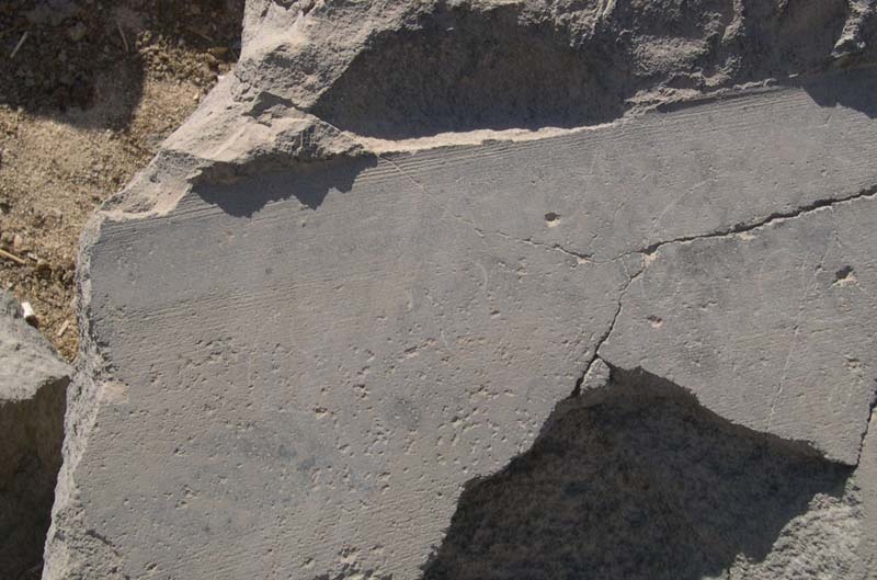 Риски с шагом в миллиметр на базальтовом блоке