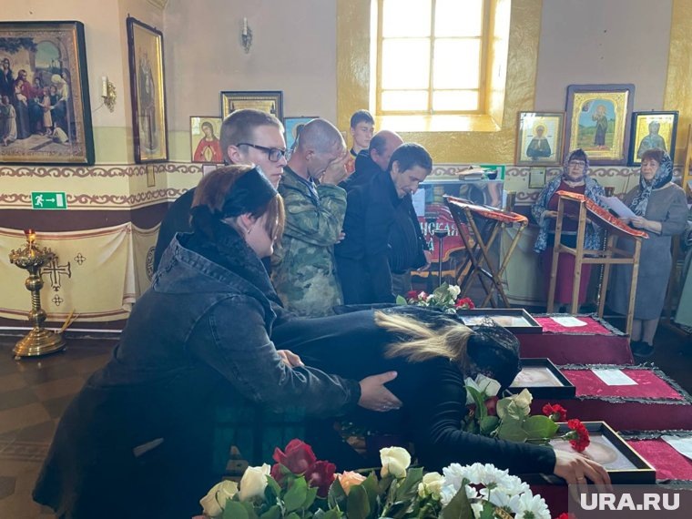 Мама погибших, рыдая, не могла перестать обнимать гробы
Фото:Алексей Казанцев © URA.RU