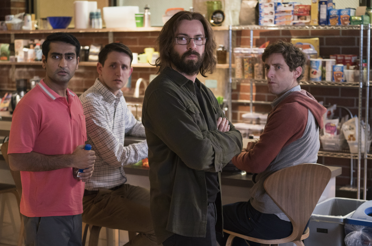 В амеркианских сериалах про айтишников всегда есть индус, потому что ЭТО РЕАЛИИ США