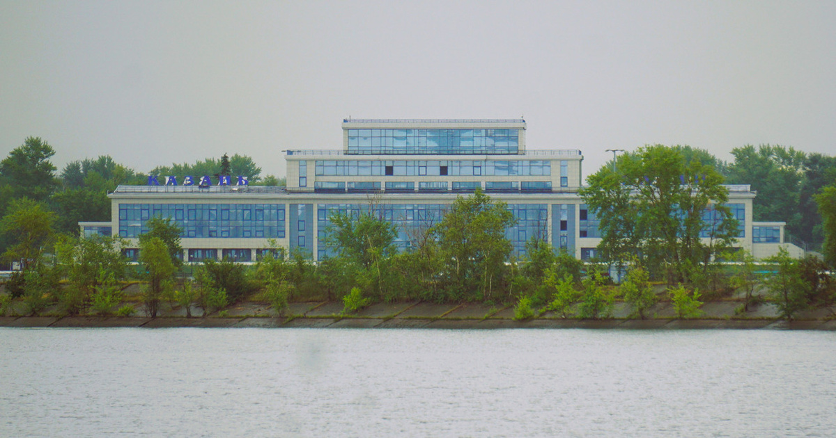 Уходящий вдаль  Речной порт Казани