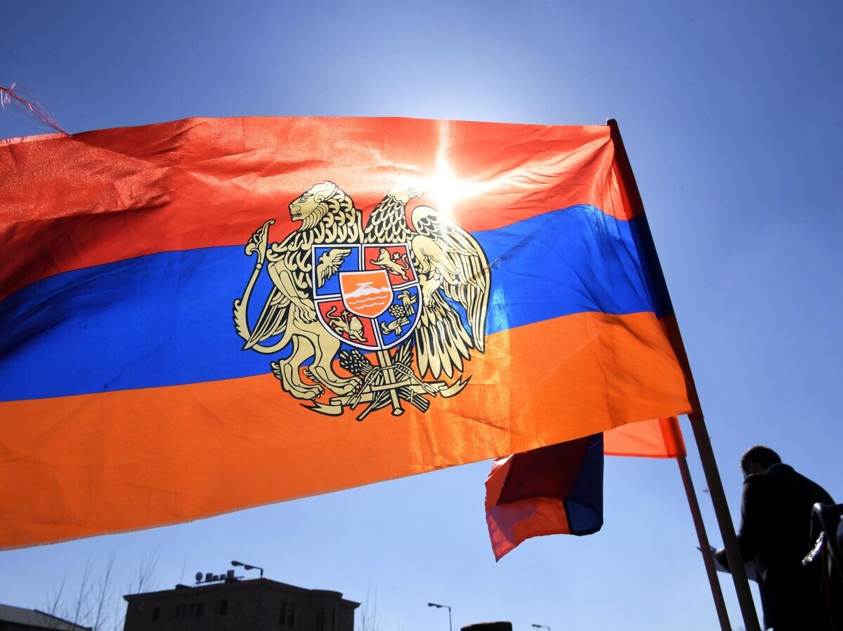    Флаг участников митинга в поддержку Генштаба в его конфликте с премьером Николом Пашиняном возле Министерства обороны Армении в Ереване© РИА Новости / Илья Питалев