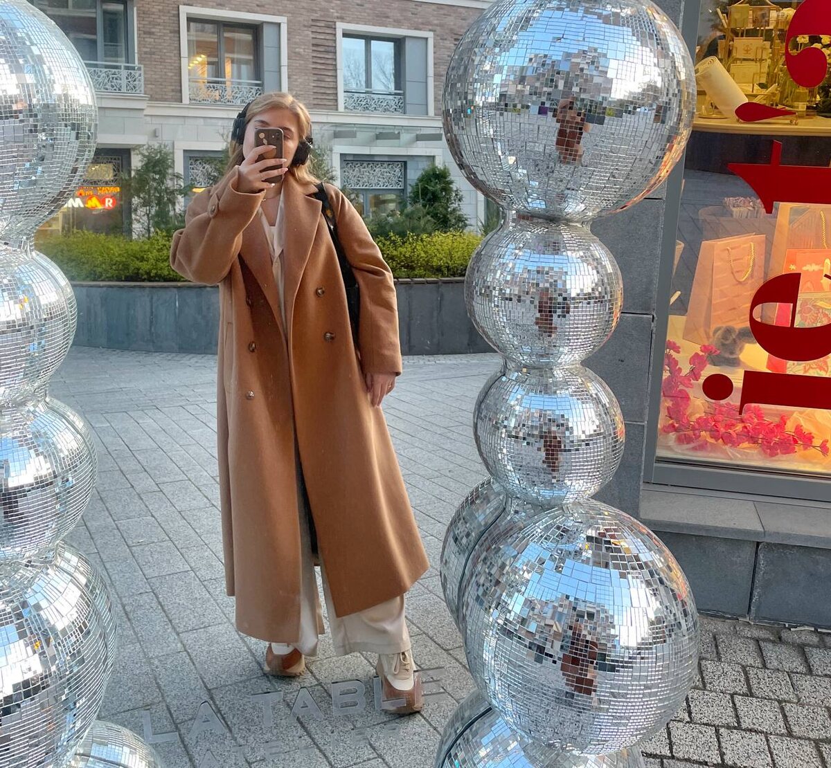 В просто идеальном луке, прошу заметить.🔥