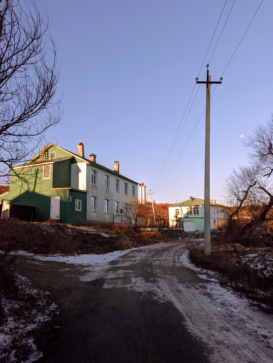 Улица Полевая, ведущая к верхнему маяку Шкотовского створа в конце ноября. 