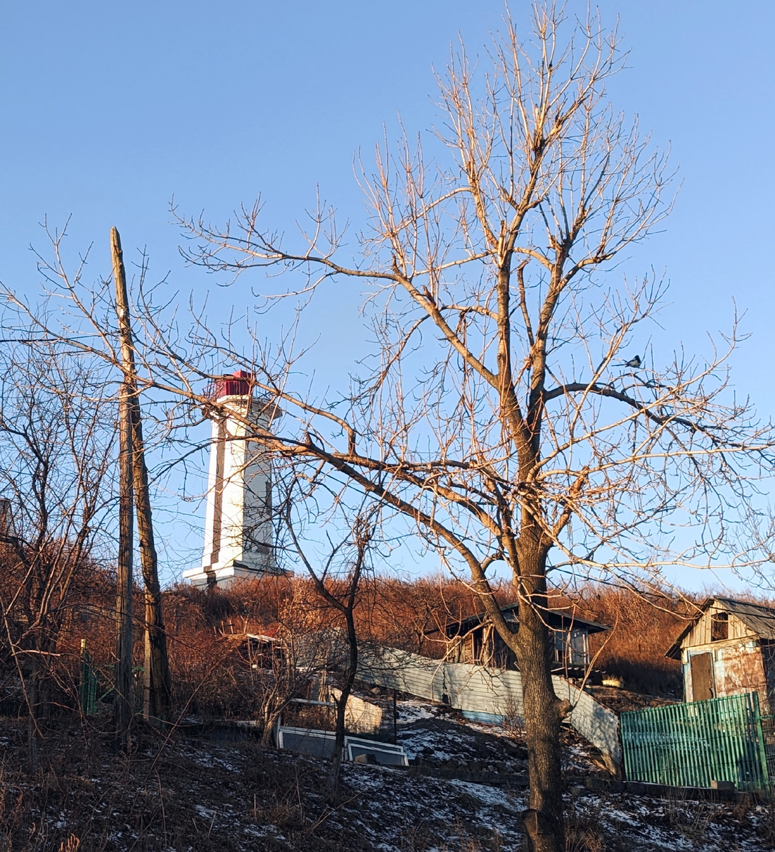 Верхний маяк Шкотовского створа на полуострове Шкота. 