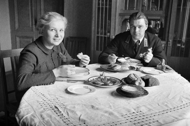    Советская актриса театра и кино Валентина Серова с мужем, летчиком-испытателем Анатолием Серовым, 1938 год. Фото:  РИА Новости/ Анатолий Гаранин