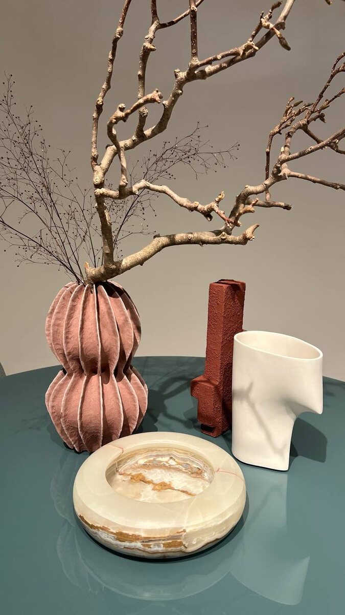 Вазы с выставки Milan design week 2025. Фото Полины Агафоновой.