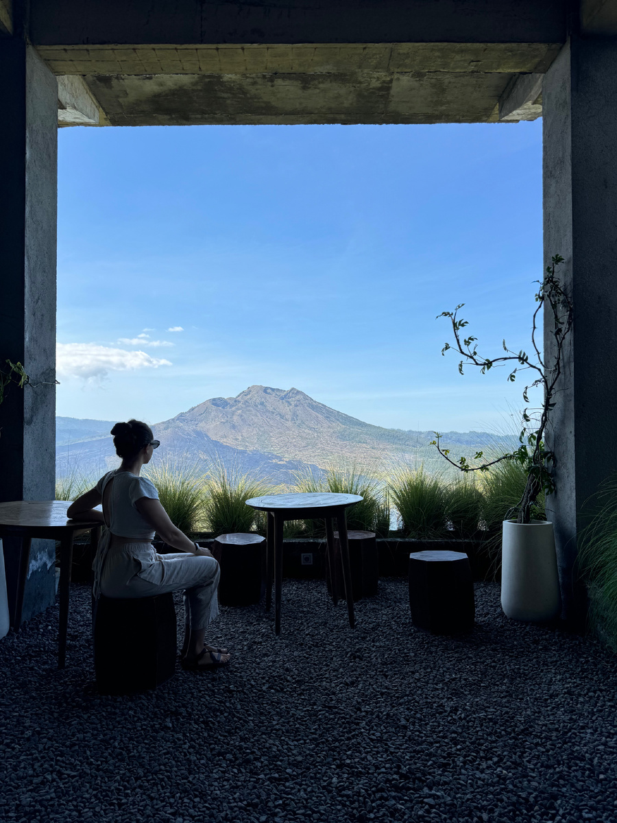 Кафе с видом на вулкан