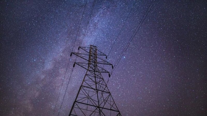     ЛЭП и звездное небо. открытые источники (CC0)