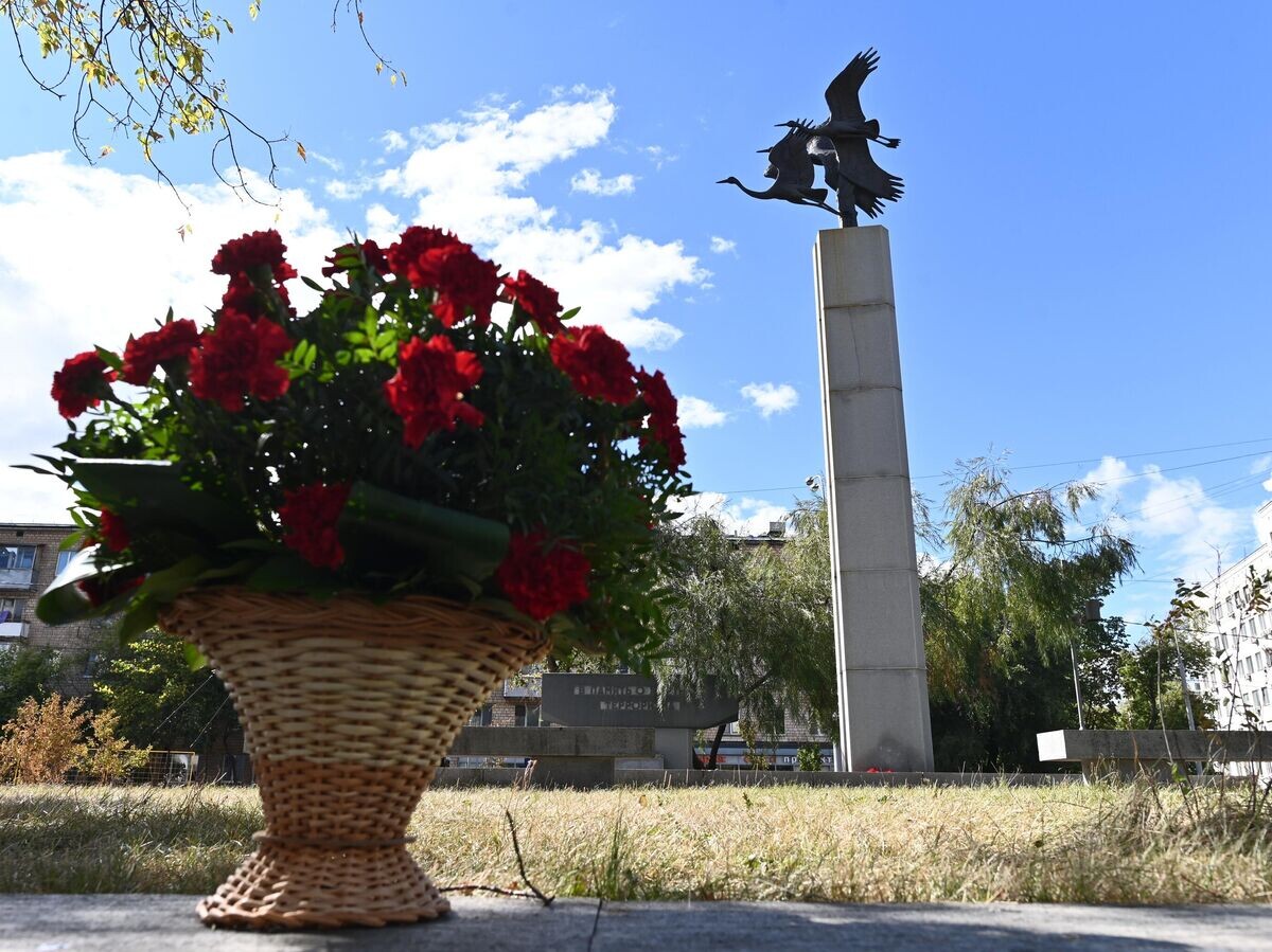    Памятник жертвам теракта во время мюзикла "Норд-Ост" 23 октября 2002 года на площади перед театральным центром на Дубровке в Москве© РИА Новости / Сергей Пятаков