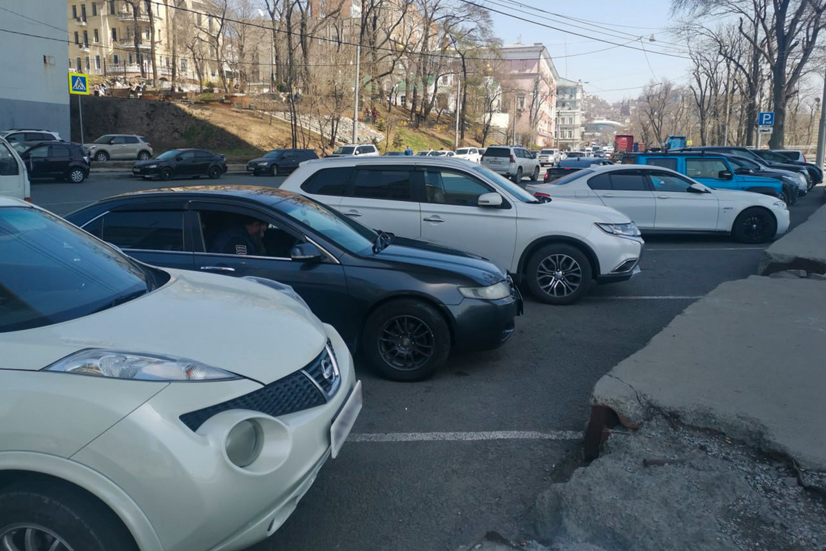 Какие штрафы ждут водителей за парковку без номеров во Владивостоке.  Фото: Фото: ФедералПресс / Антон Белый