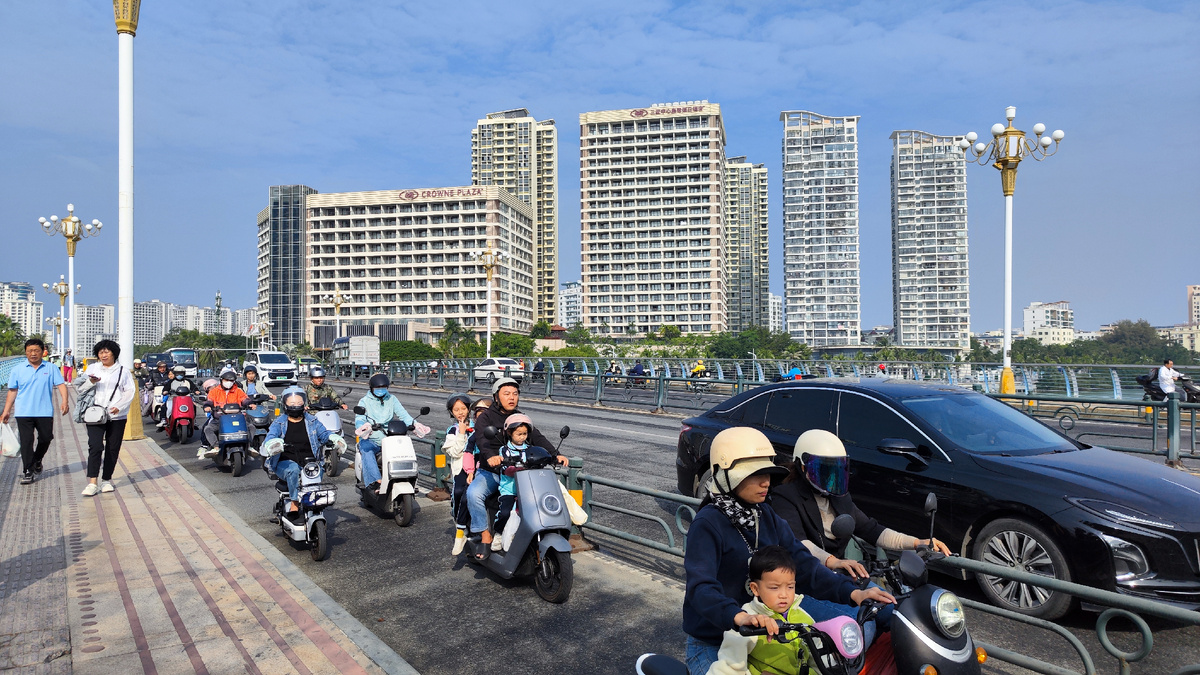 Не смотря на то, что есть специальные выделенные полосы для мопедов, они могут с лёгкостью пронестись по тротуару. Примерно также, как у нас самокаты. 