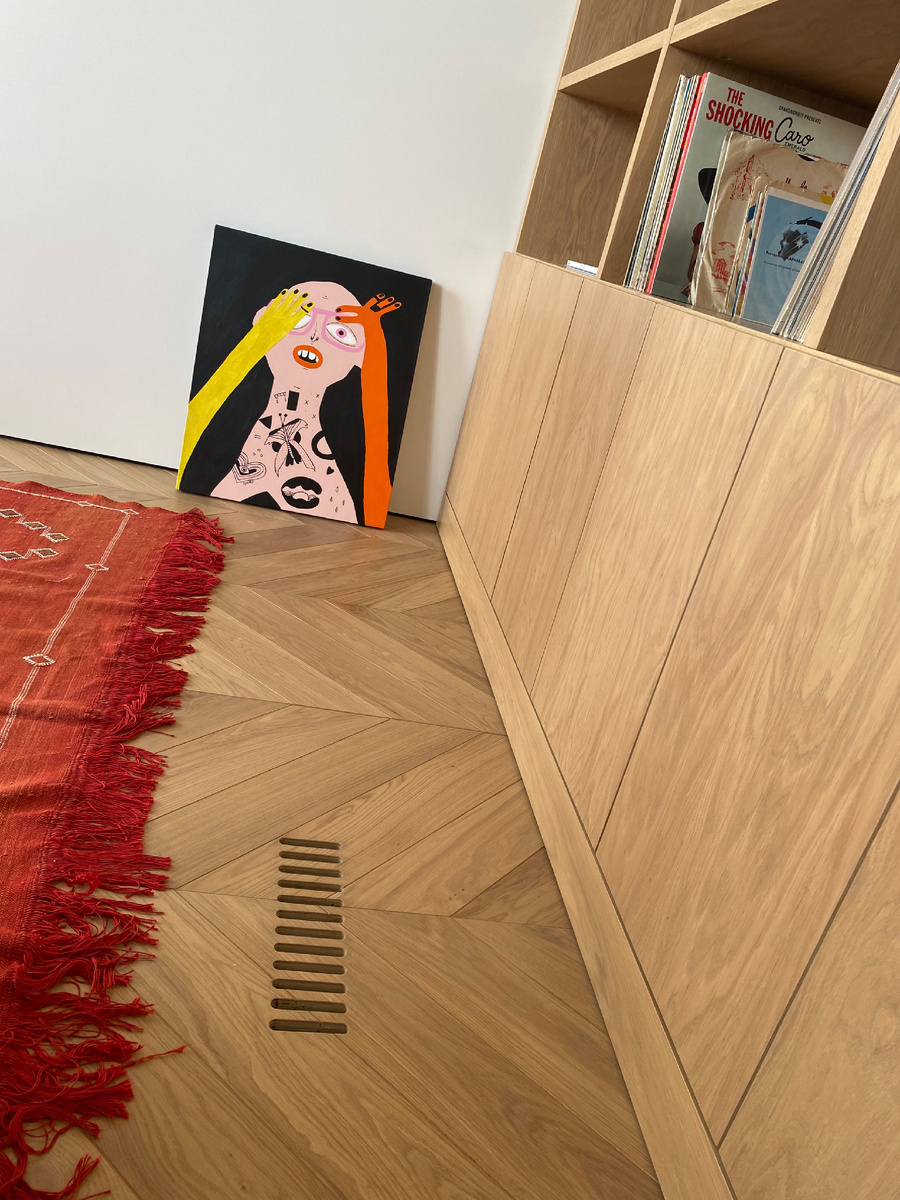 Гостиная в современной квартире, приточный воздух продается из пола