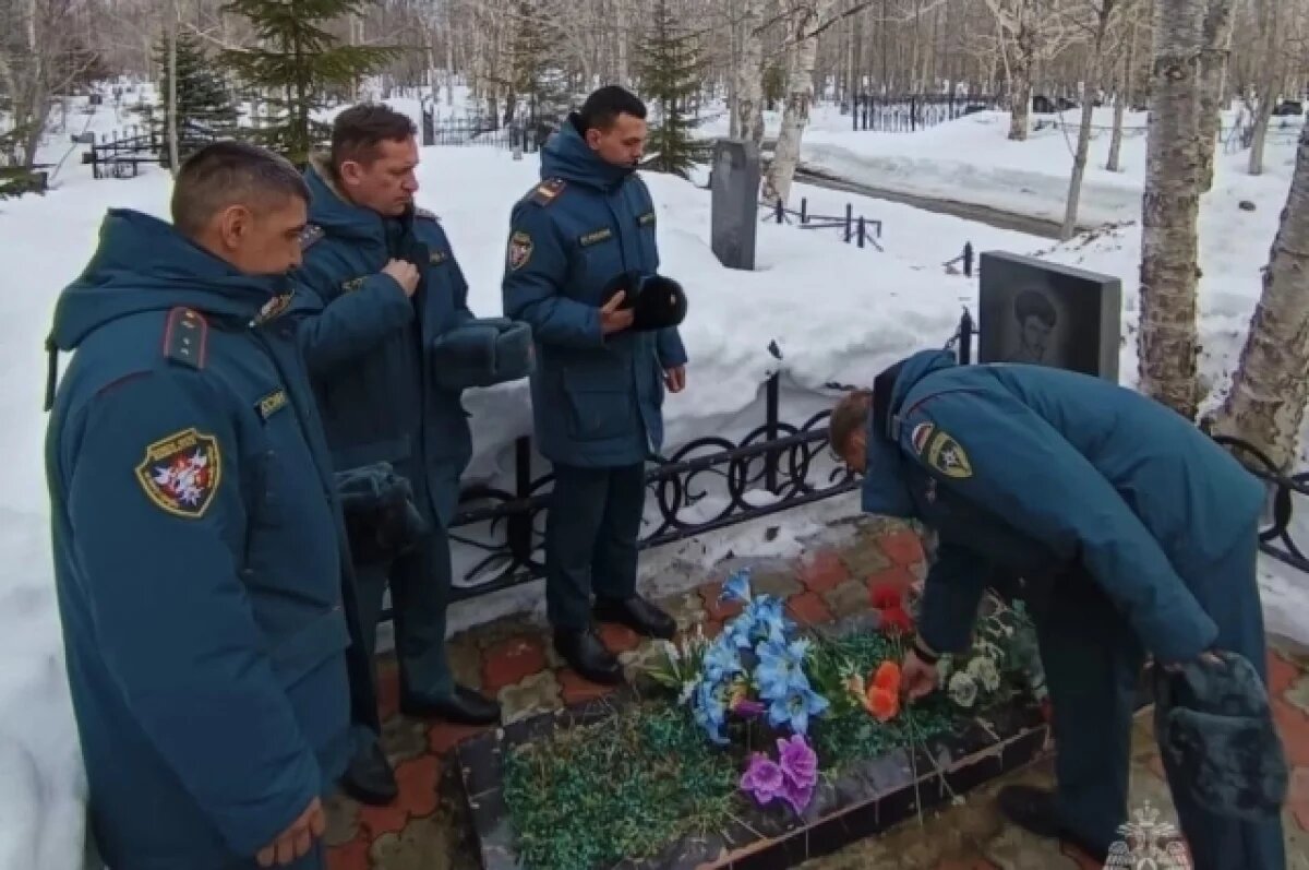    Сотрудники МЧС Камчатки почтили память погибшего товарища