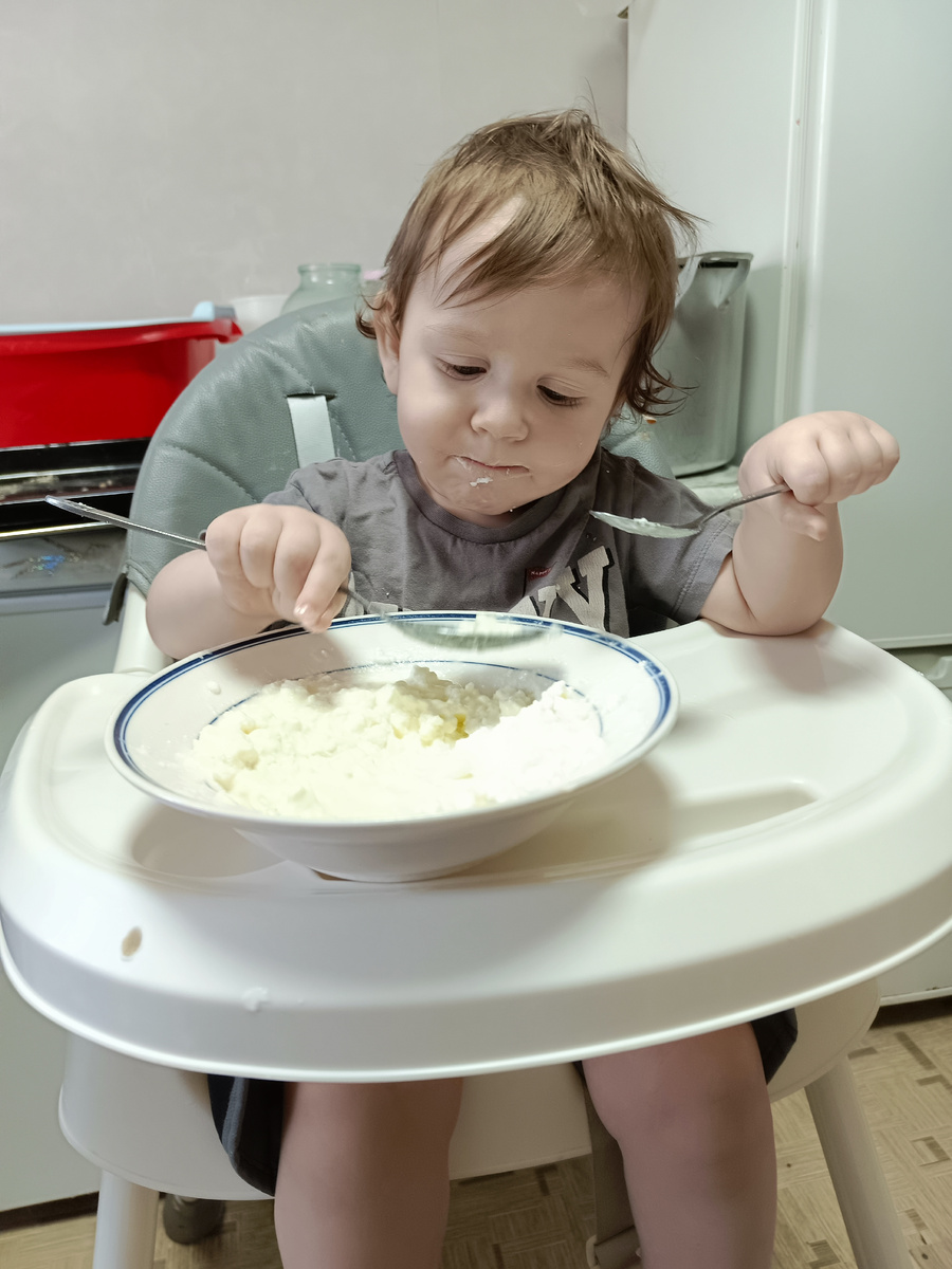 Чтоб голодным не остаться, сразу двумя ложками ест. 