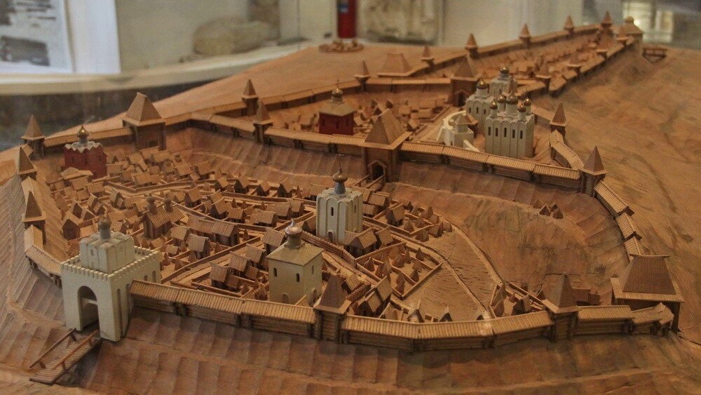 Макет древнего Владимира. Золотые ворота на переднем плане