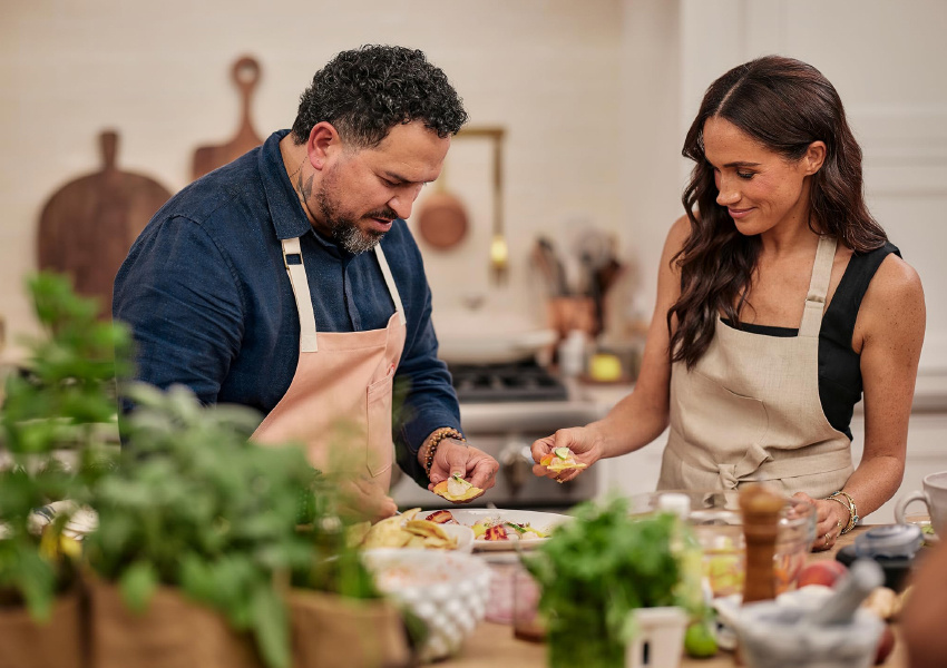 "Меган, ну ё-моё - ну 15 долларов за банку сушеной травы с цветами, ну ты как-то неслабо просишь!" - "Ну что ты? Это же мой бренд. Я не могу так продешевить!" Источник фото: posta-magazine.ru