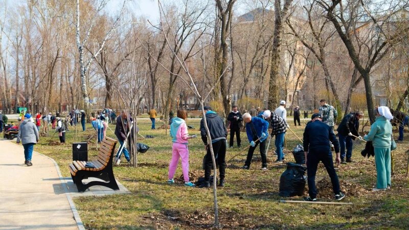     Уборка мусора в парке «Изумрудный». Телеграм-канал парка «Изумрудный»