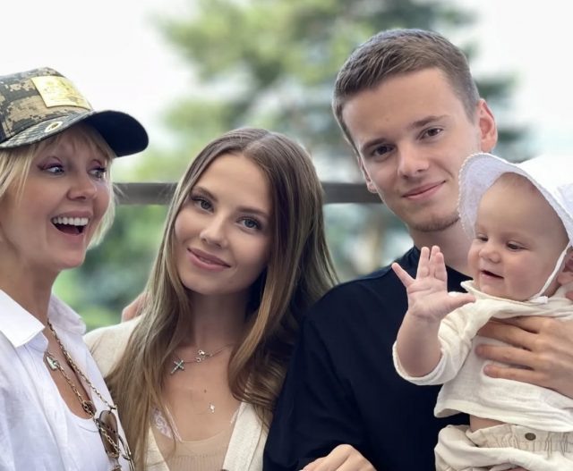    Валерия с невесткой Лианой, сыном Арсением и внучкой Селин. Фото: cоциальные сети