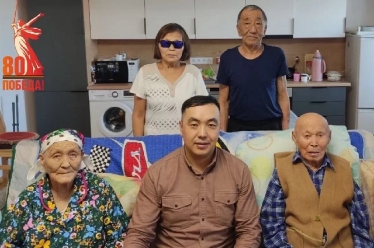    Бимба Цыденов с семьёй.