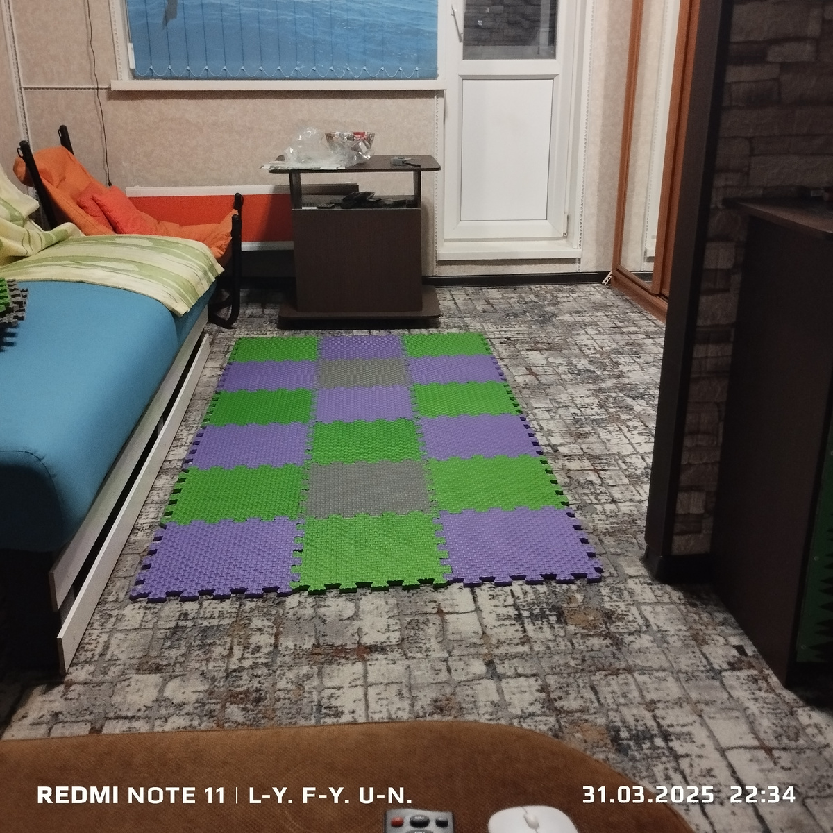 Выложил коврик который буду закидывать на балон, три цвета разборных пазлов.