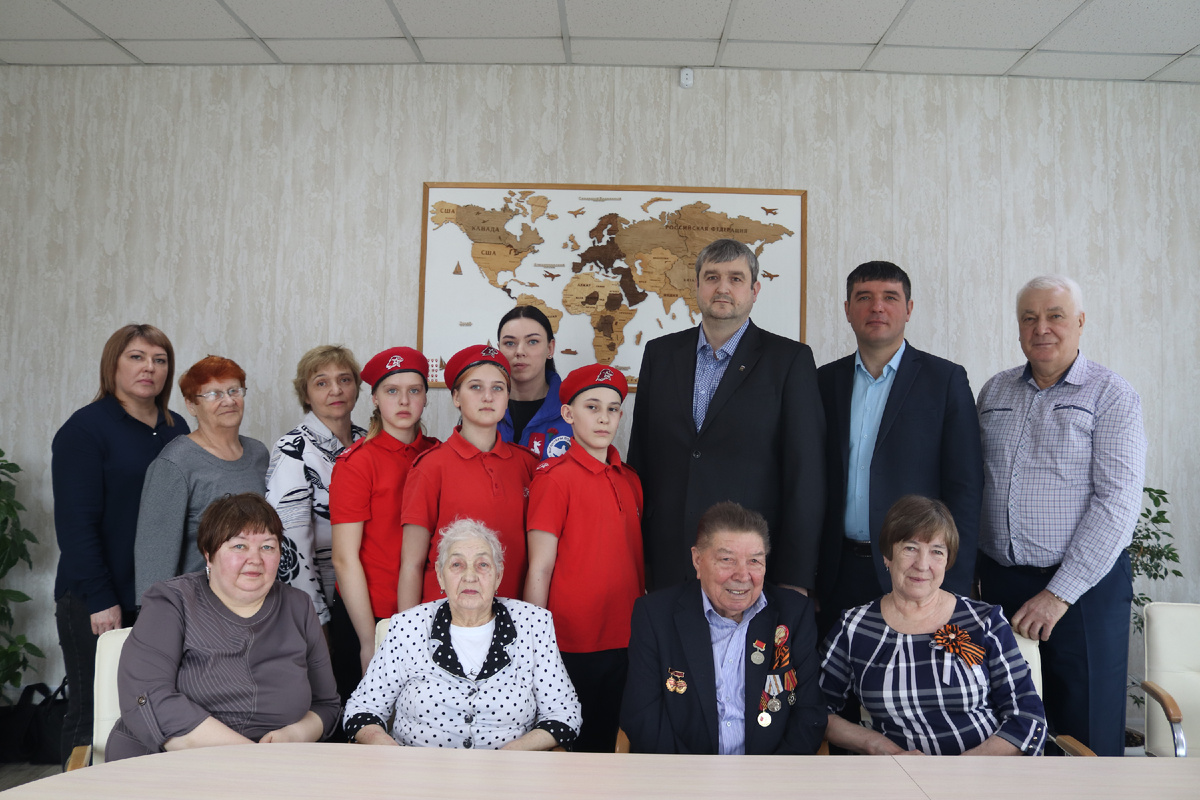 Фото на память о встрече. В центре - Евгения петровна и Иван Алексеевич Козелков - счастливые супруги.