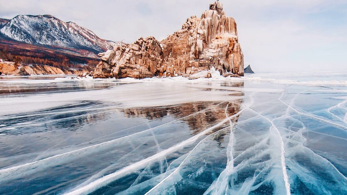 Берега Байкала медленно расходятся в стороны