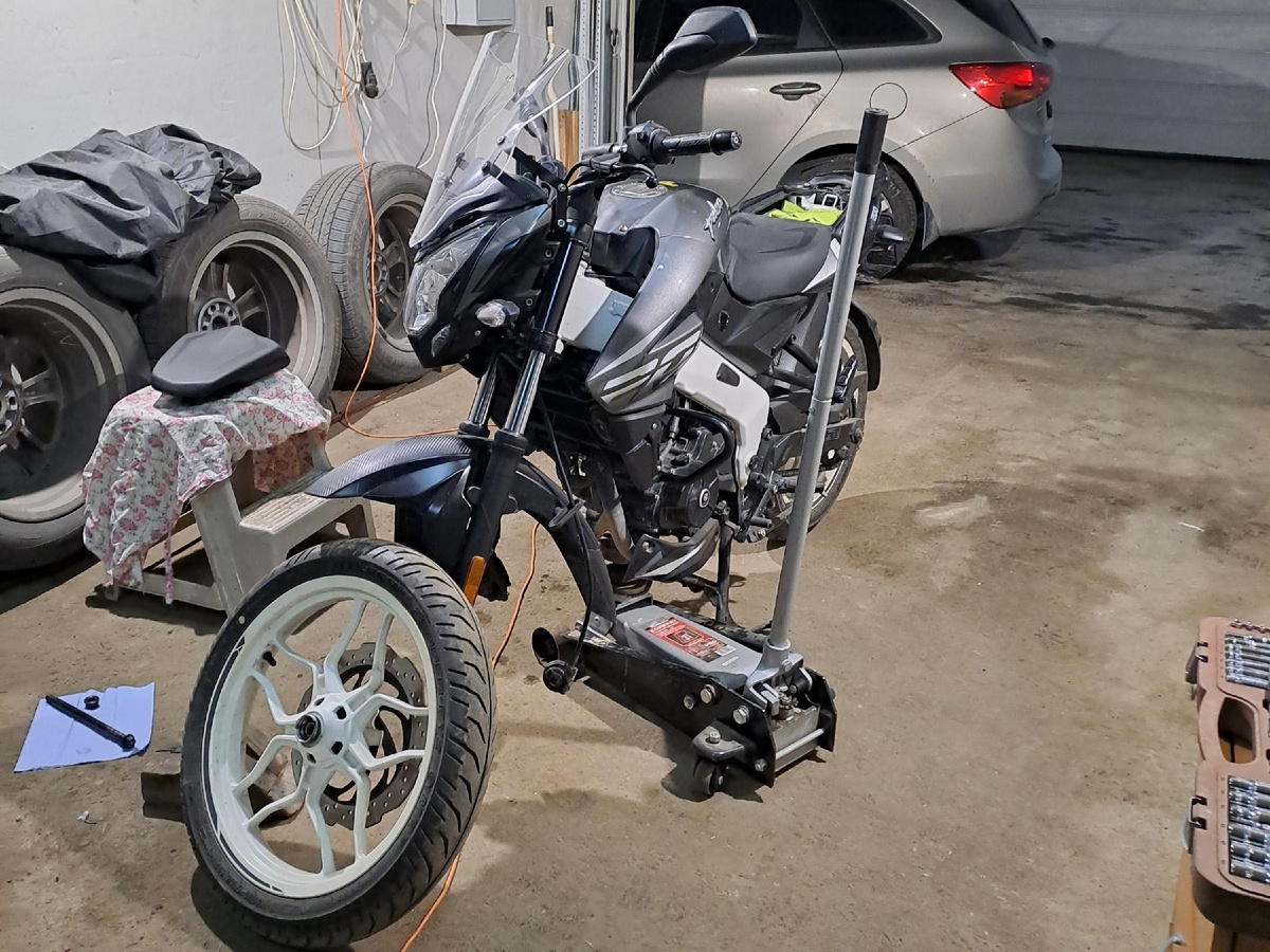 Снимаем колесо, чтобы поменять сальник