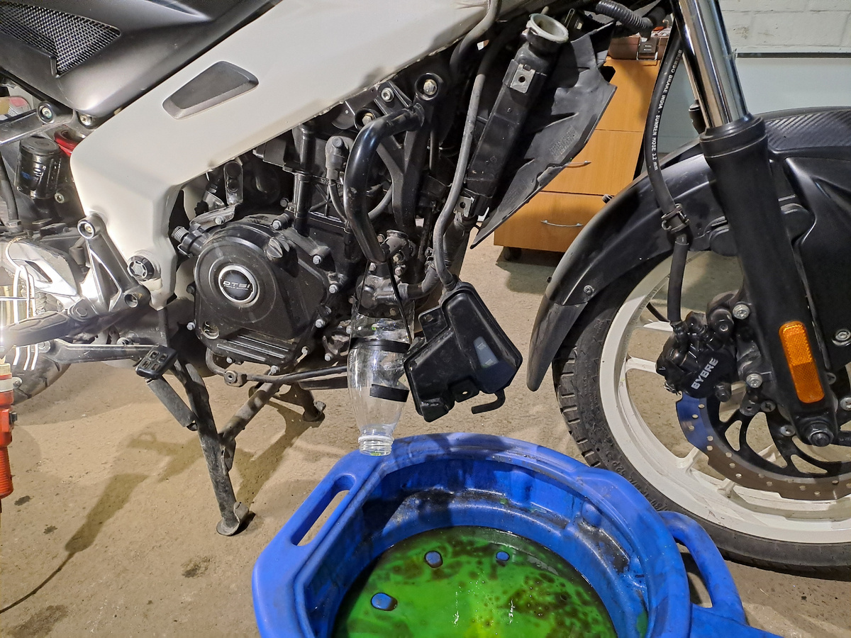 Сливаем старый фриз. Срок службы у него года 2-3, потом начинает выпадать в осадок