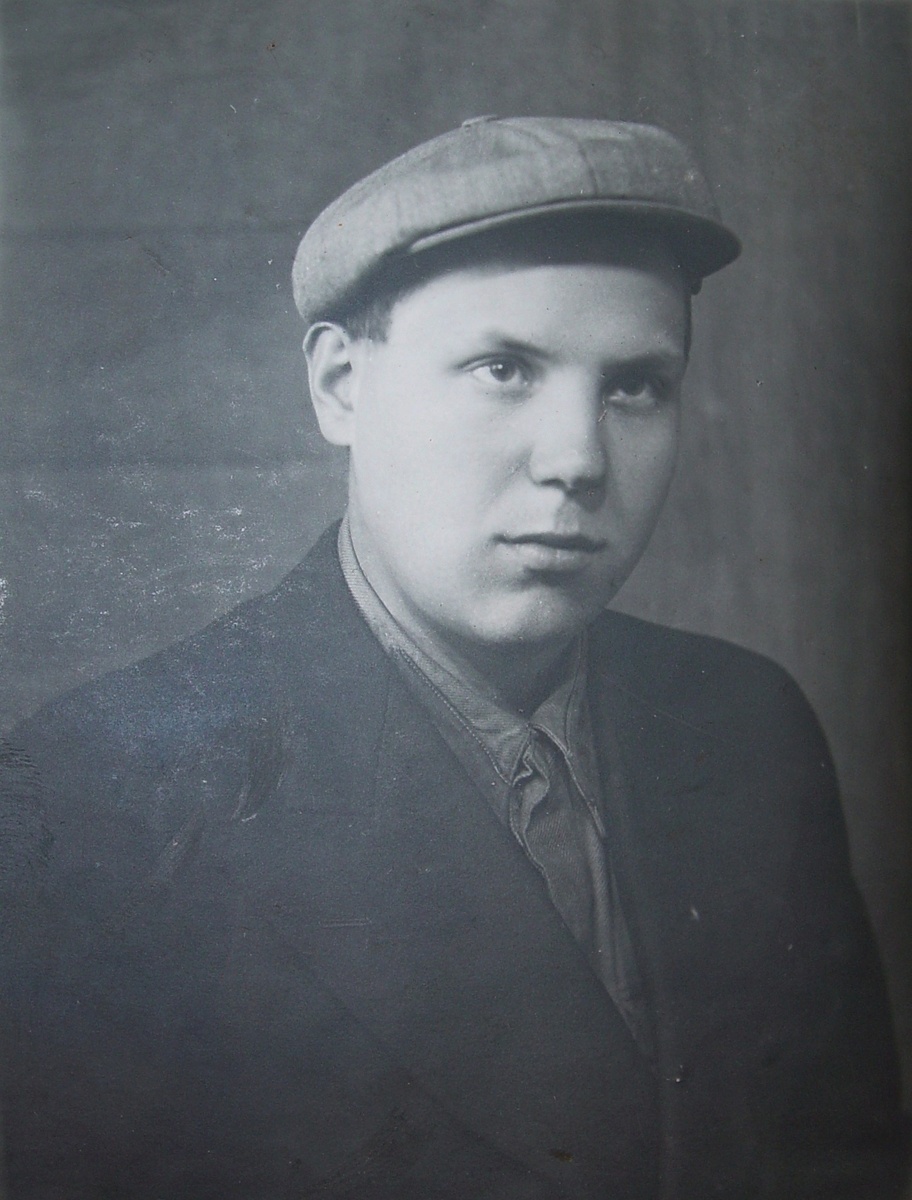 Г.С. Елисеев, раскормленный в госпитале после первого ранения.  Заехал домой - в Москву, накинул на гимнастёрку двубортный пиджак, так и сфотографировался. Апрель 1942-го... Листайте галерею вправо.