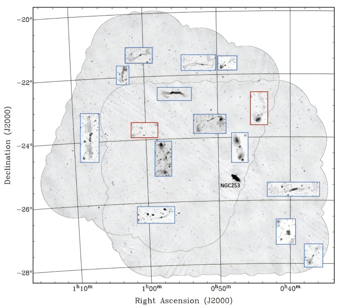Обзор поля зрения ASKAP Sculptor на частоте 944 МГц. На изображение наложены увеличенные изображения 15 гигантских радиогалактик в выборке. Источник: arXiv (2025). DOI: 10.48550/arxiv.2504.07314