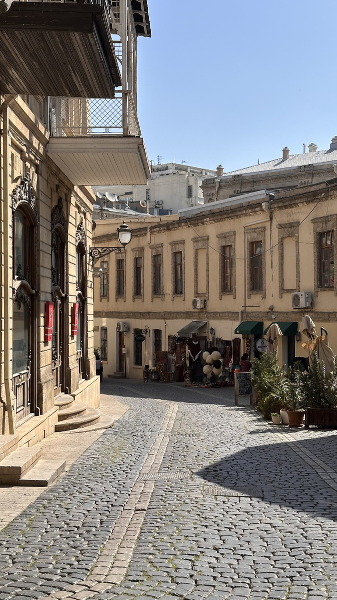 Торговые лавки в районе Старый Баку, Азербайджан