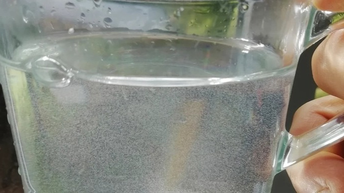 Водопроводная вода содержит много хлора и извести.