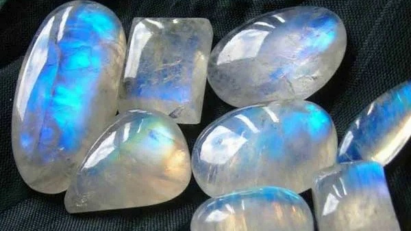 Лунный камень. Фото в свободном доступе.