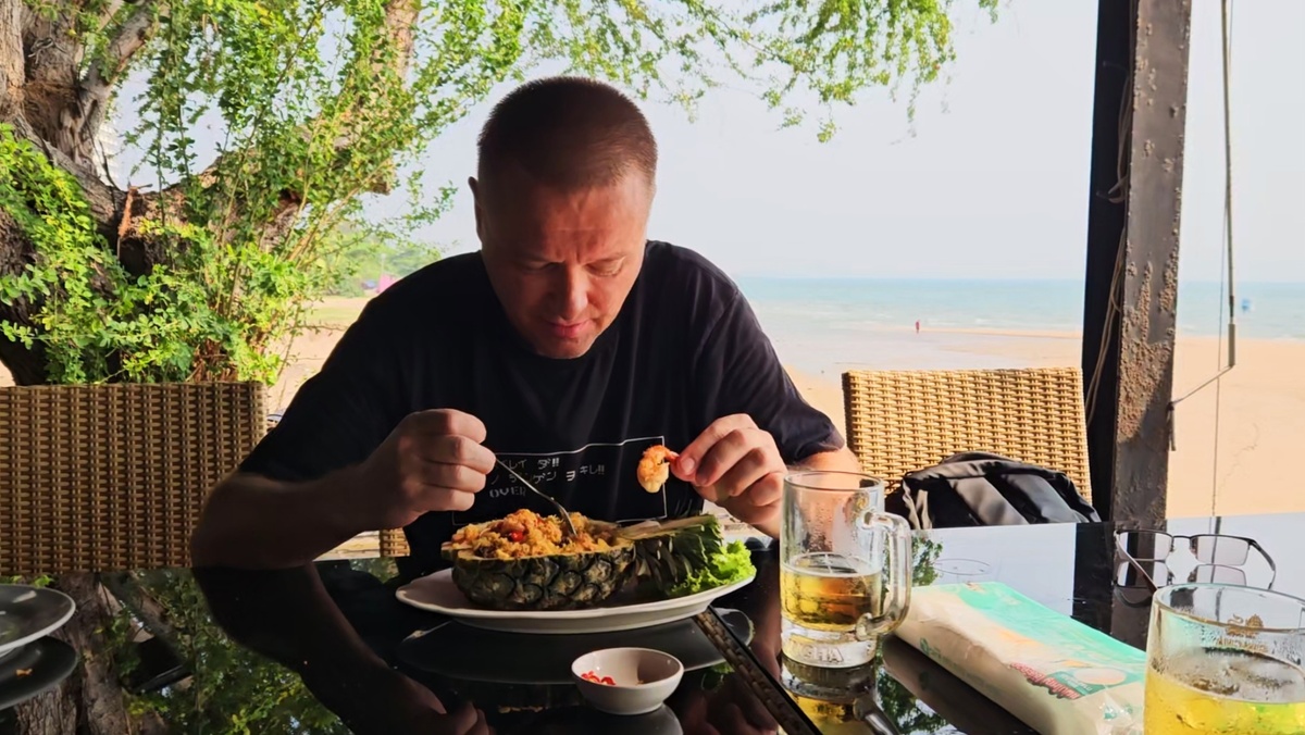 Дима в недоумении от сладкой ваты