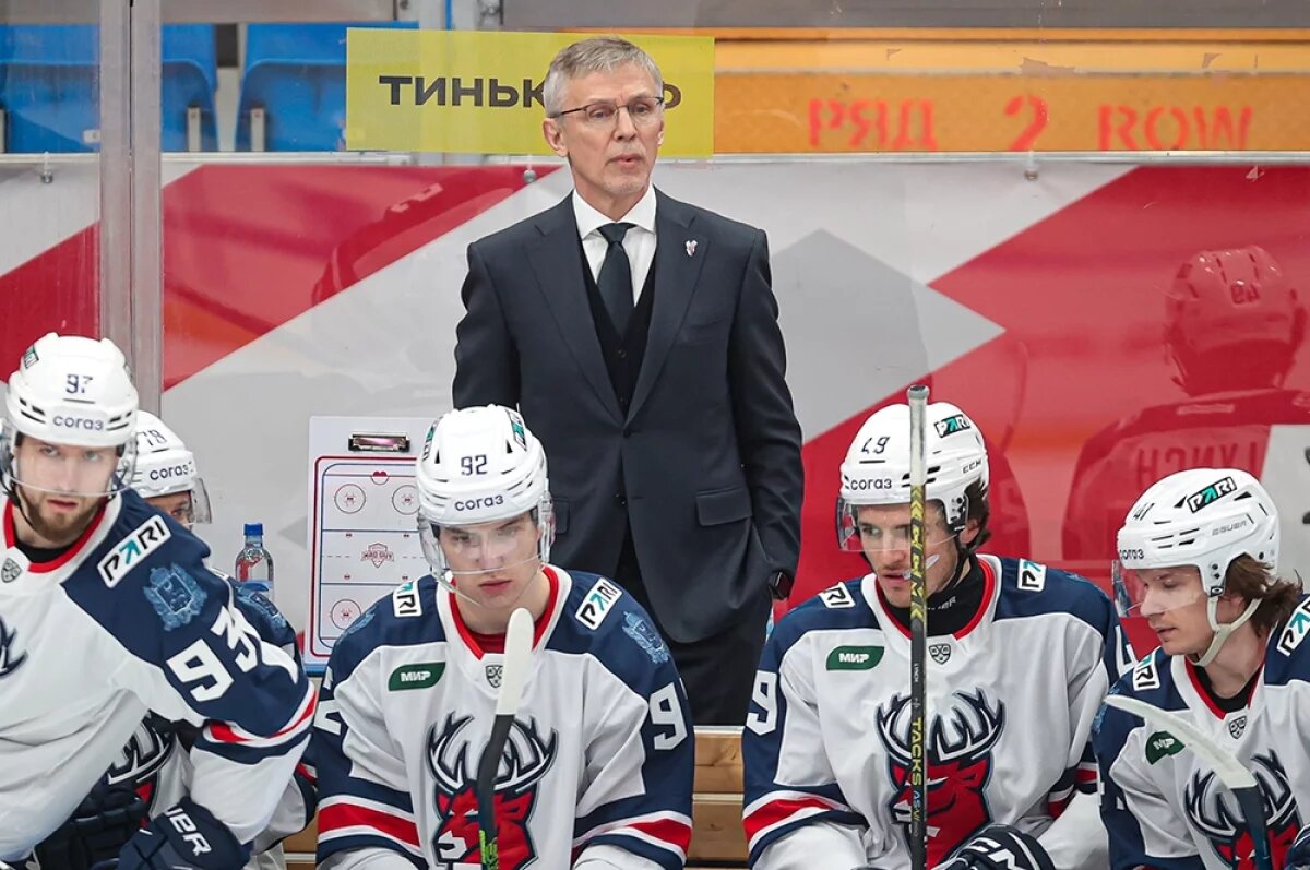    Легендарный Игорь Ларионов (в центре) покинул клуб после досрочного вылета из плей-офф Кубка Гагарина.