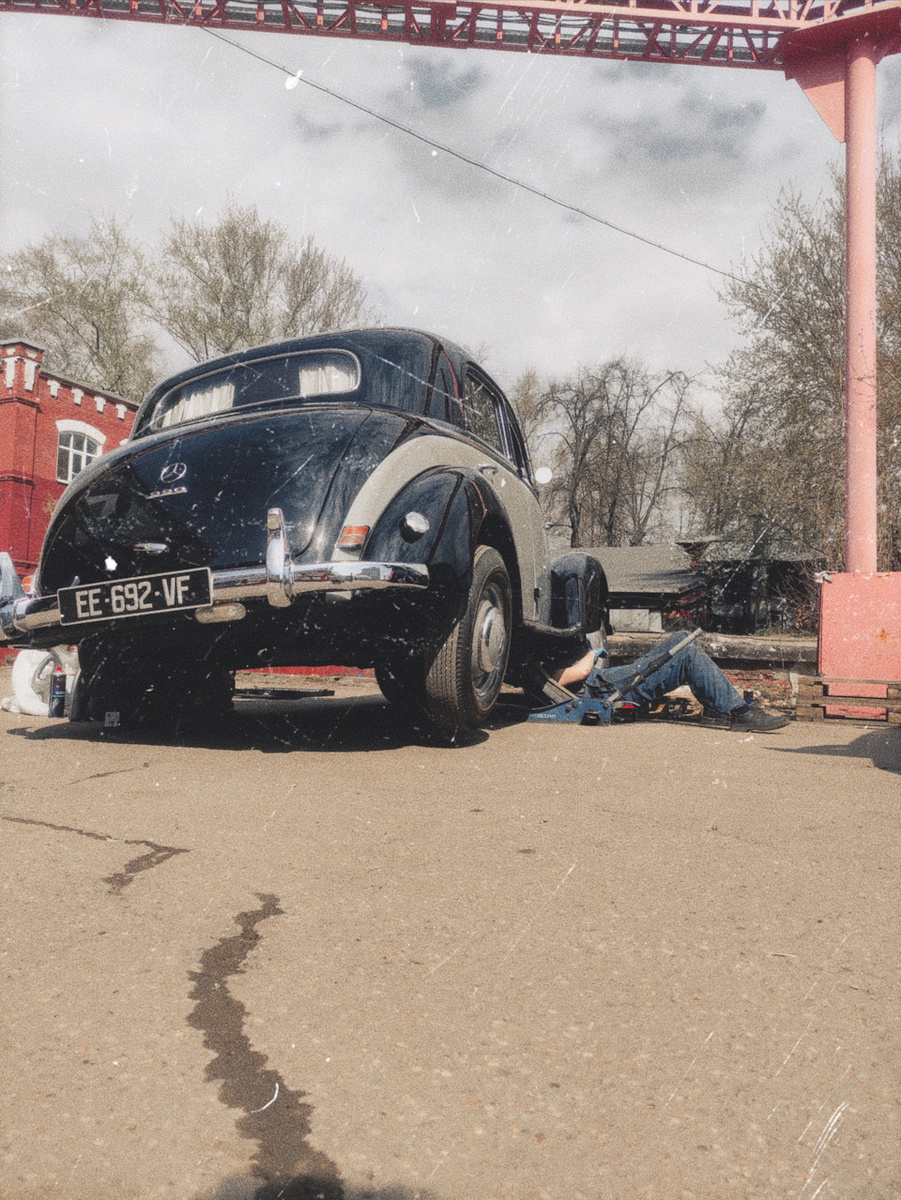 Mercedes Benz W187 220