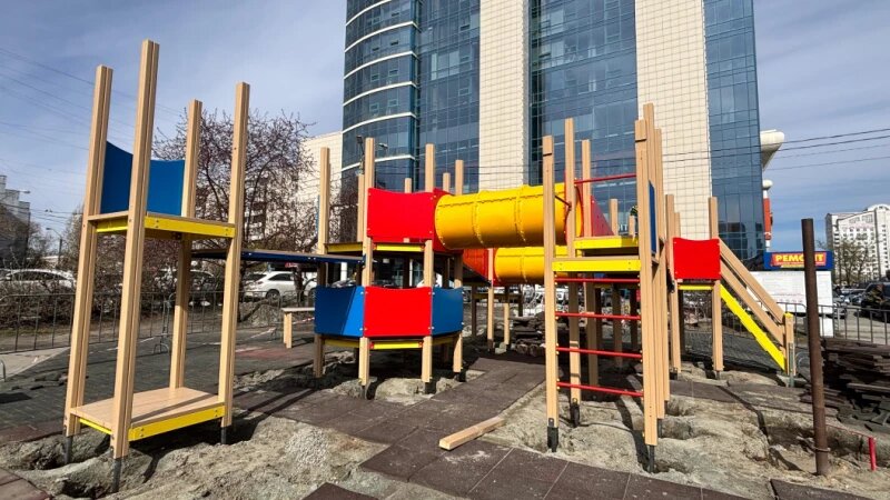     В Барнауле приступили к монтажу детской площадки на пересечении пр. Красноармейского и ул. Партизанской. Мэрия Барнаула.