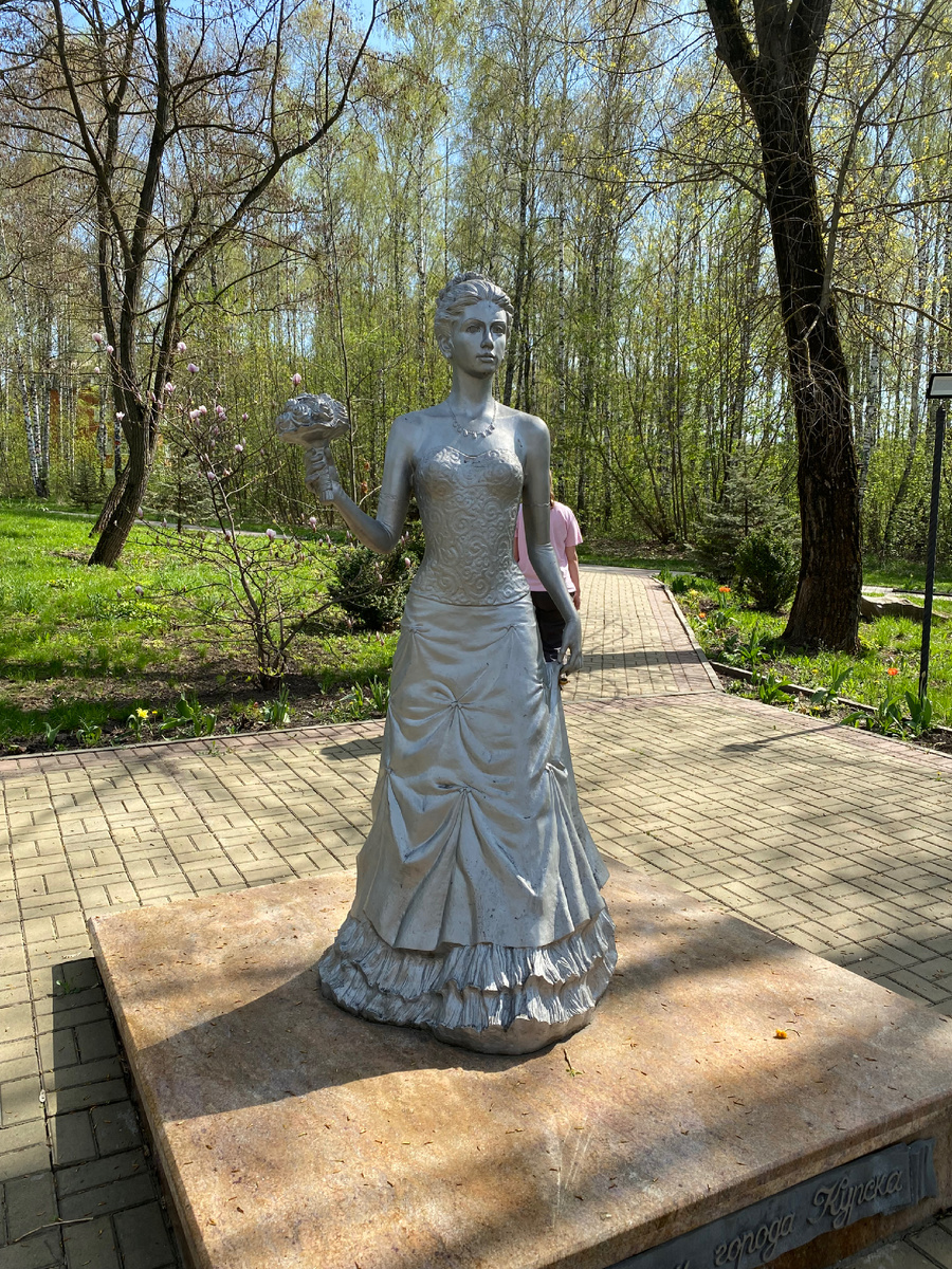 Курским невестам. Глядя на памятник, мы с дочей дружно решили, что вживую невесты в Курске намного красивее