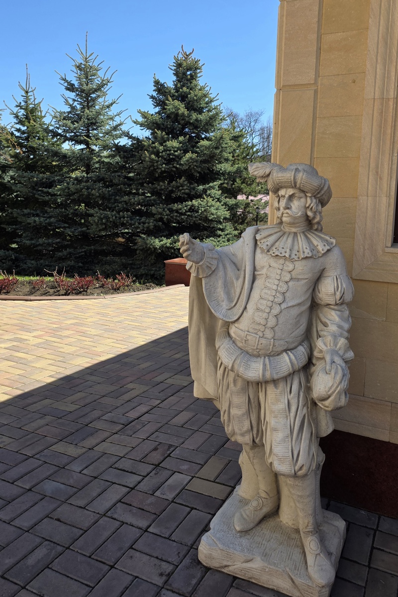 Скульптура у ресторана "Летний сад"