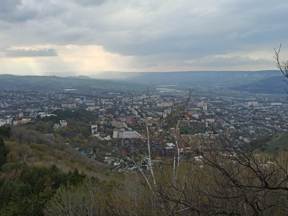 Город Кисловодск с площадки в парке 23.04.2025 г. Здесь облачно всю эту неделю 