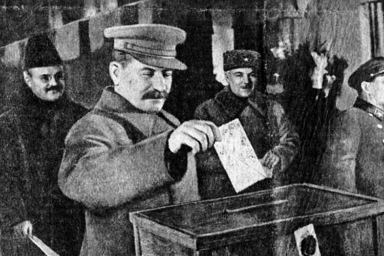    «При Сталине вы не должны были иметь даже для себя другое мнение по поводу тех или иных событий. Вам внедрялись со стороны ЦК партии через пропаганду, госинформацию те ответы, которые должны были быть у человека и в его повседневной жизни».   
Фото: wikimedia.org, Общественное достояние