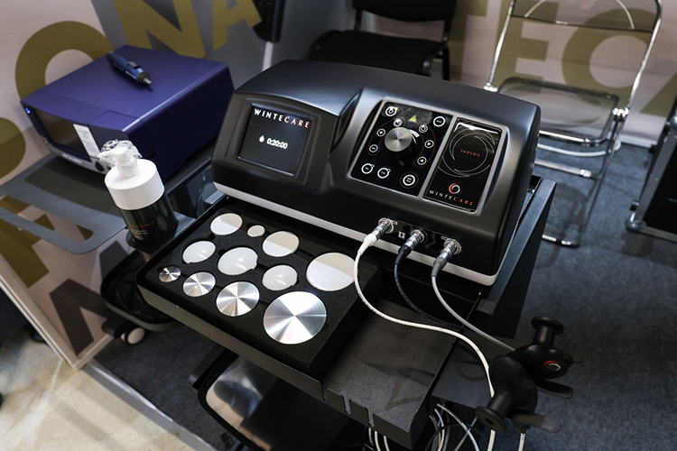    Московская компания Bona Fide Medicine, например, привезла швейцарский аппарат электромагнитной стимуляции, который помогает в восстановлении тканей — от кожи до костей