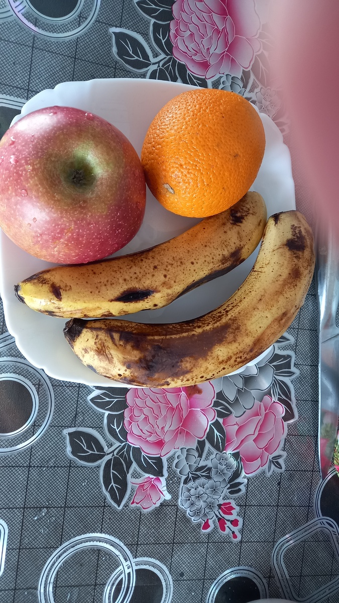 Очищаем бананы и яблоко от кожуры.