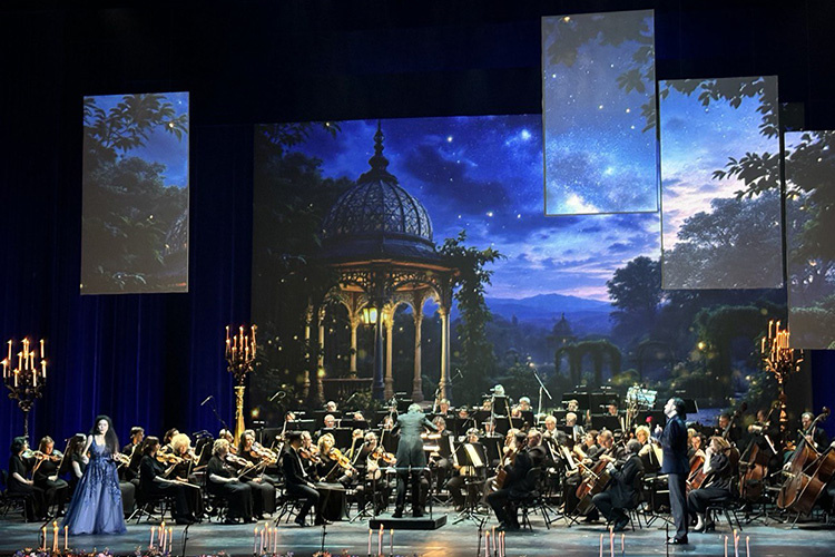    Под приглушенным сиянием свечей солисты Большого театра смеялись, страдали, любили и прославляли утонченное искусство бельканто.   
Фото: Анастасия Попова