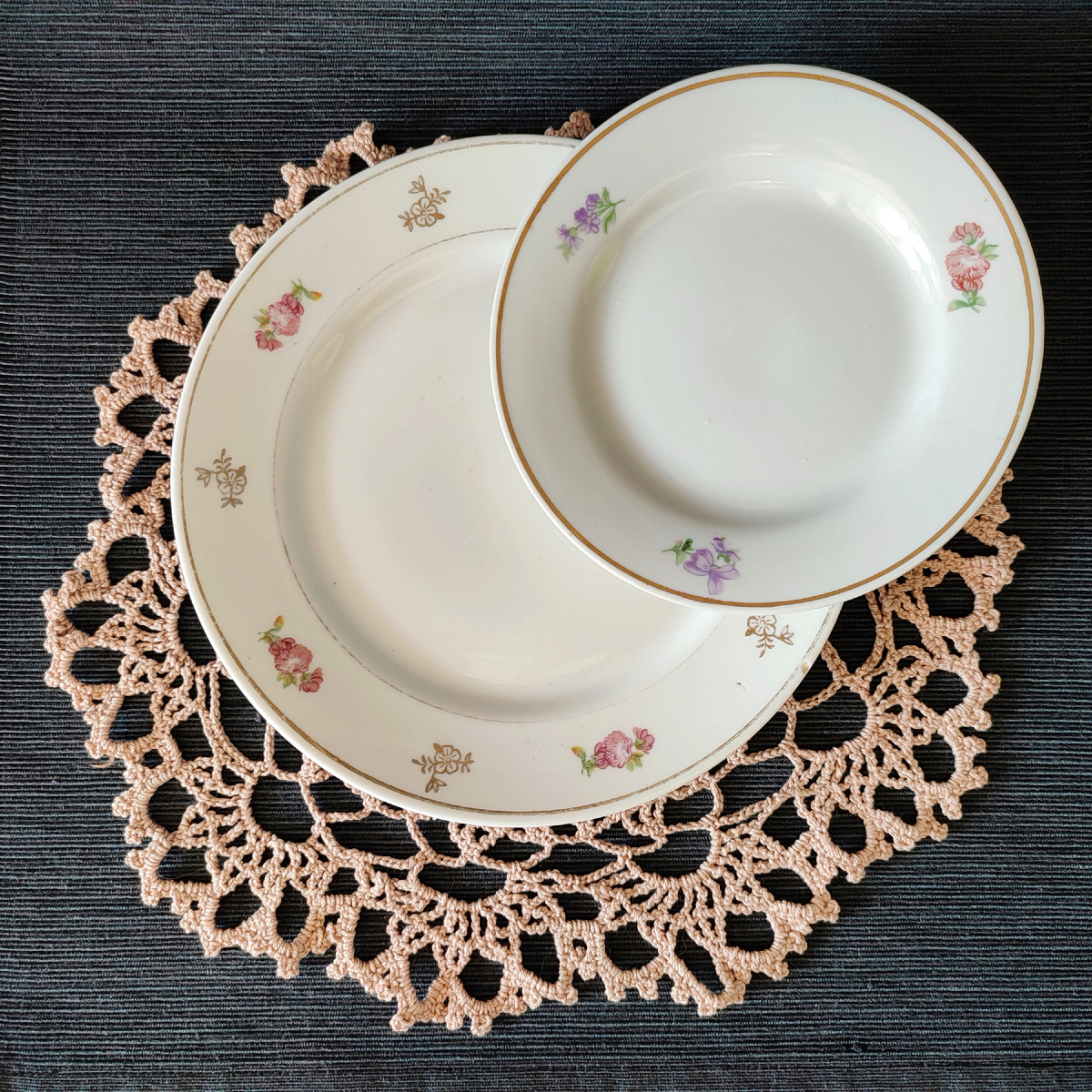 Тарелка с гвоздиками, Хайта, 1954 г. Цена 200 рублей.