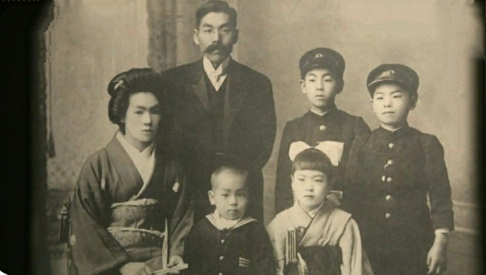 Масабуми Хосоно с женой и детьми