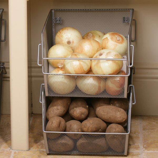 Картофель и лук в разных контейнерах