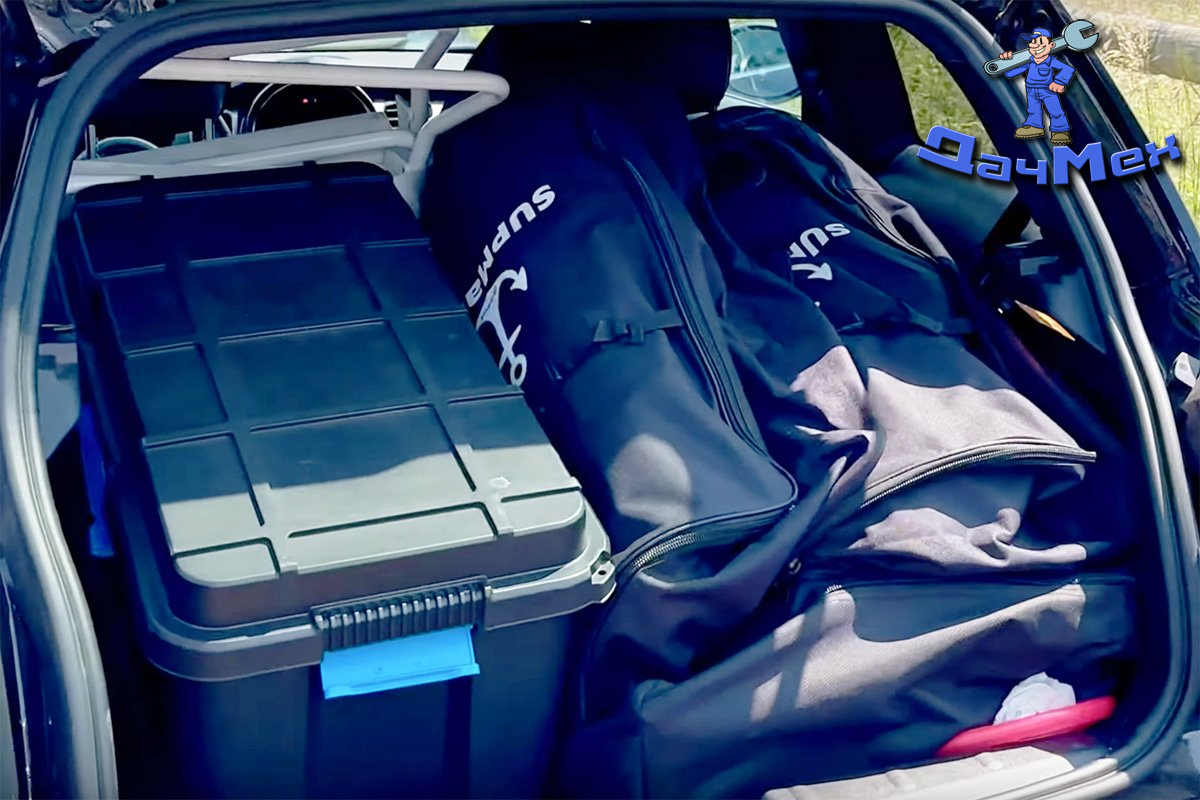 Перевозка катамарана из сапов вместе с большим ящиком для пикника